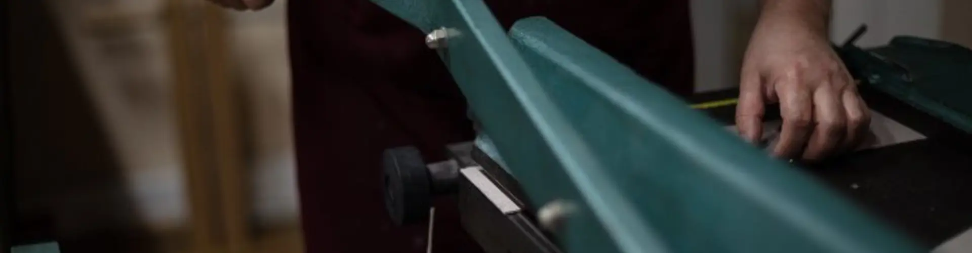 Buchbinderin_Freigestellt|Buchbinder bei der Arbeit