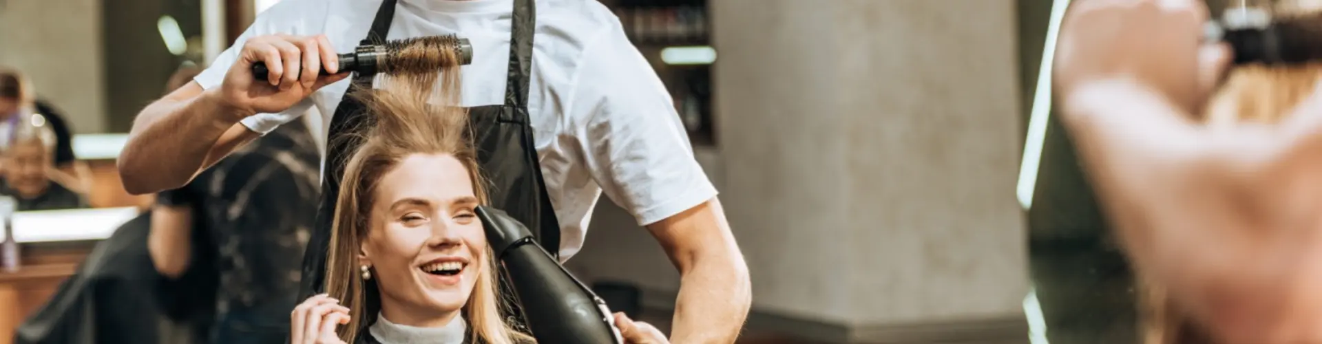 Junge Friseurin freigestellt|