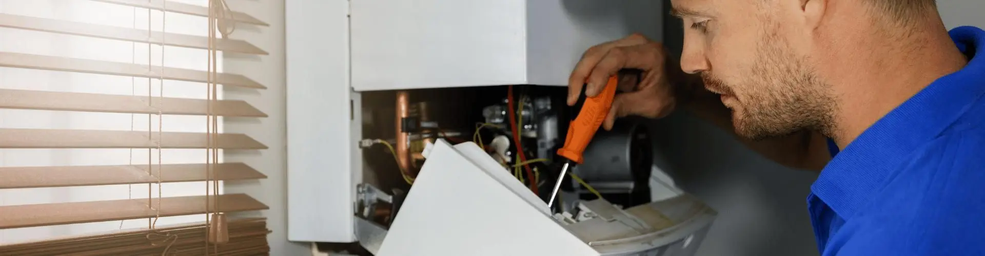 Anlagenmechaniker arbeitet an Sanitär und Klimatechnik