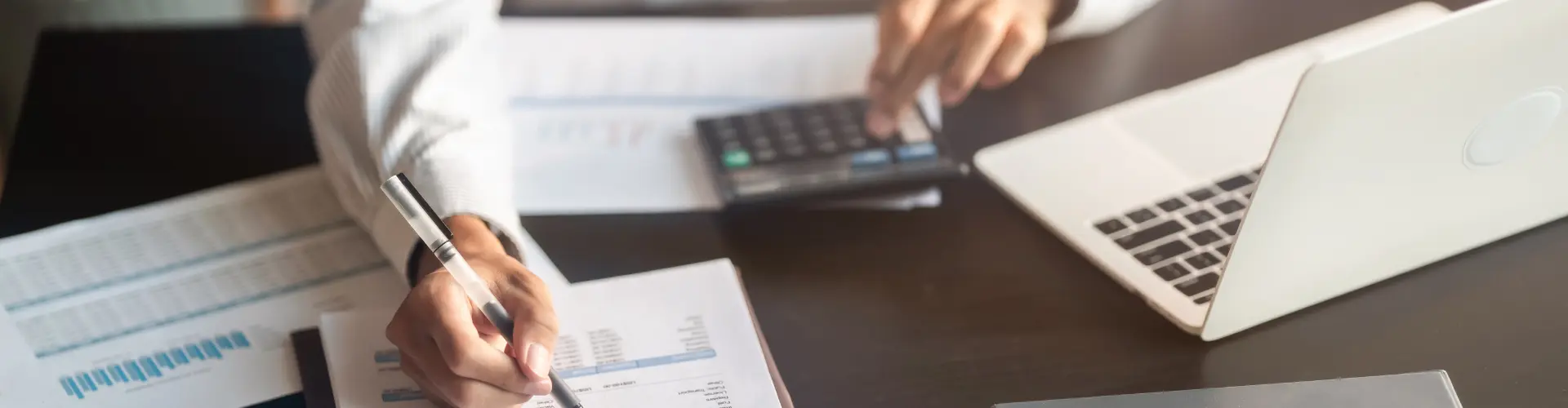 Frau am Schreibtisch