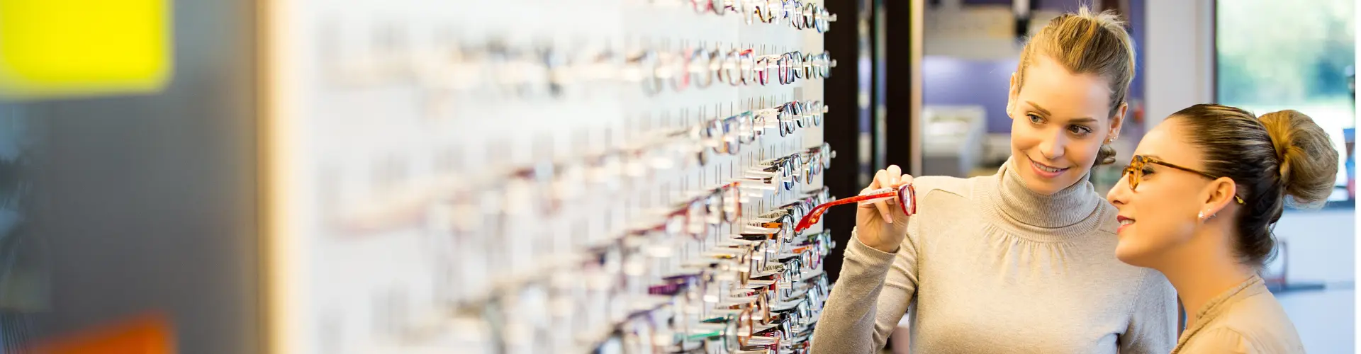 Optiker berät Kundin