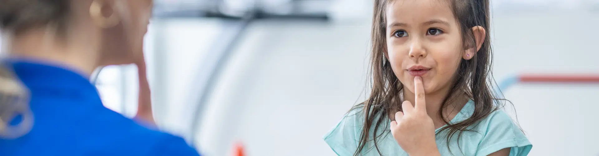 kleines Mädchen mit Frau