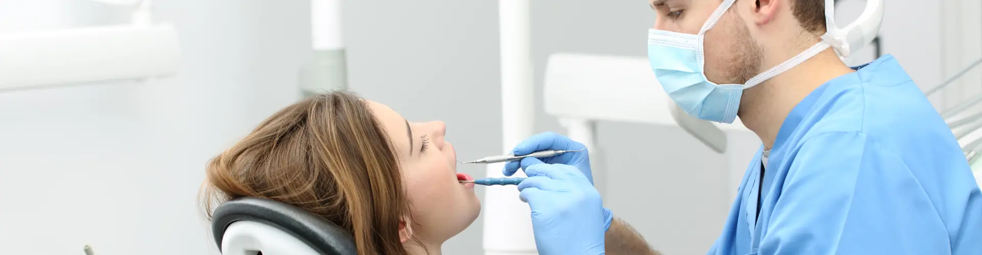 Zahnarzt und Patientin