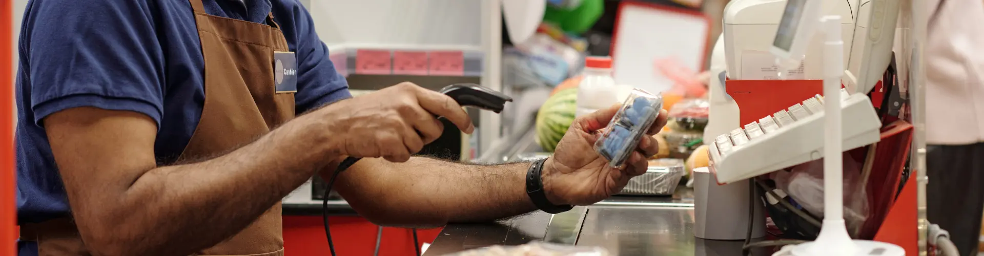 Mann an der Kasse kassiert