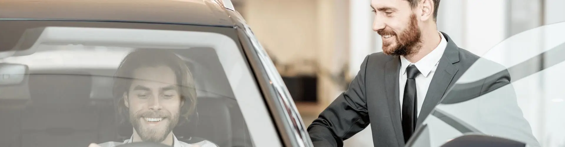 Automobilkaufmann berät Interessenten beim Kauf eines Autos