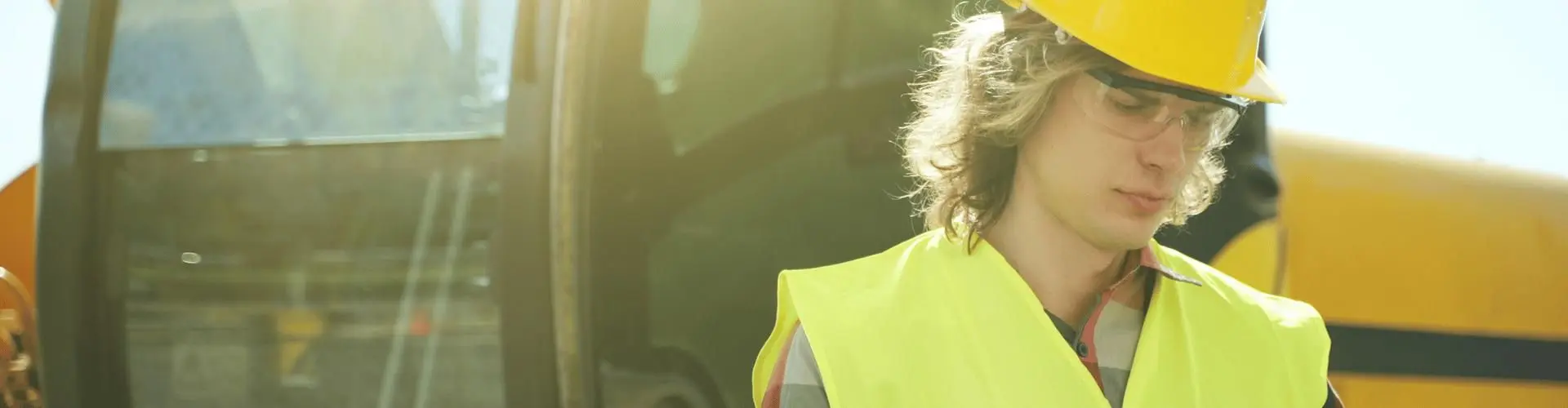 Baugeräteführer arbeitet auf einer Baustelle