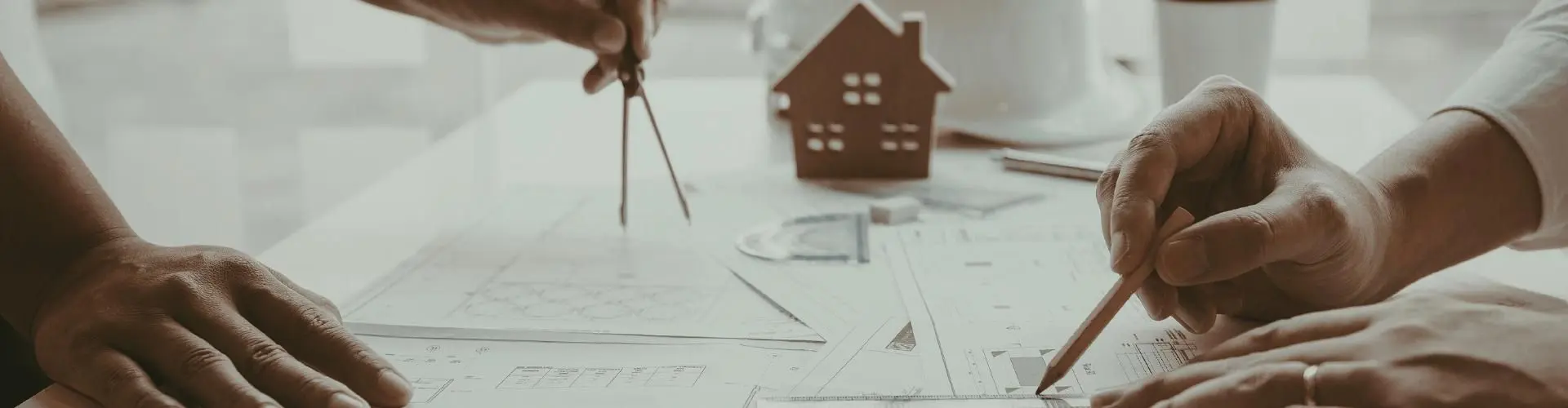 Bauzeichner entwerfen neue Baupläne