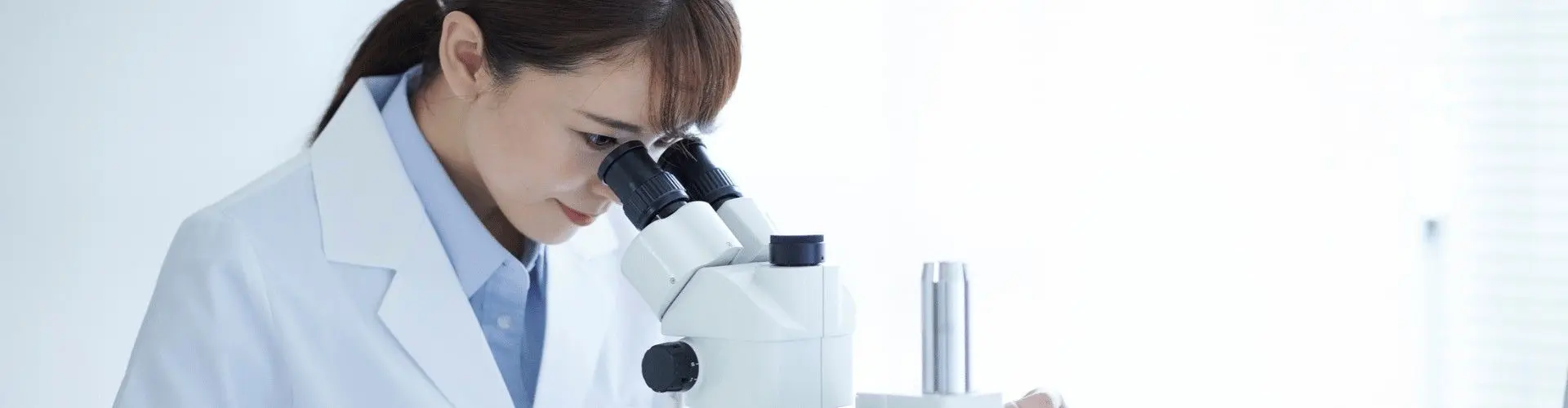 Junge Frau arbeitet im Labor