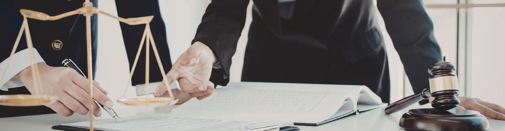 Rechtsanwalt am Schreibtisch