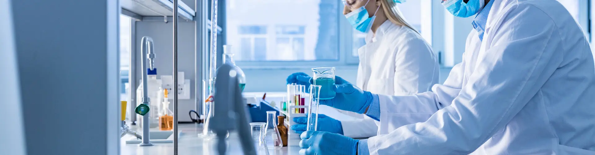 zwei Personen im Labor