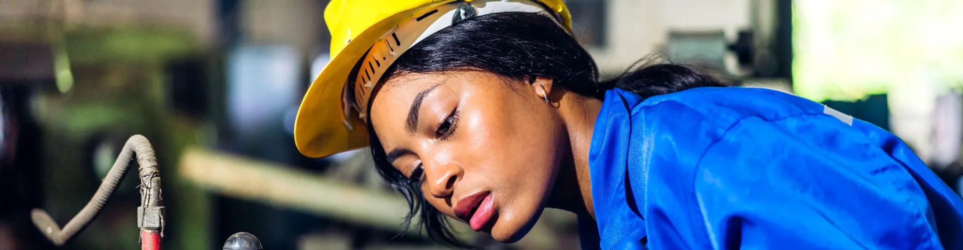 Frau führt einen Technischen Beruf aus.