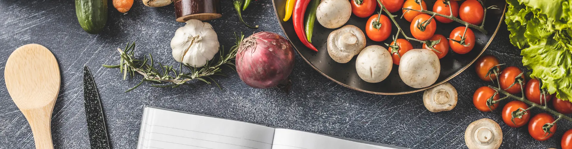Das Gemüse liegt auf dem Tisch verteilt.