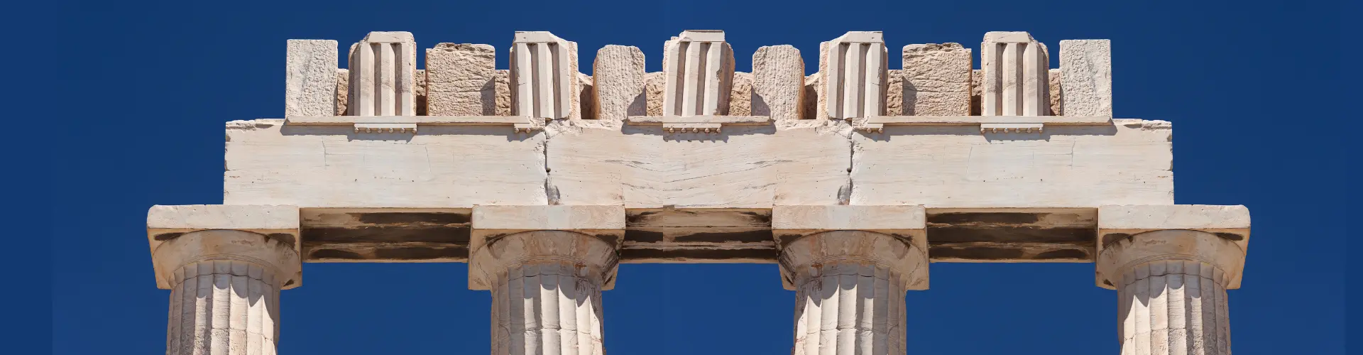 Das Bild zeigt antike Säulen und Teile eines Tempels – es steht für Geschichte, Kultur oder klassisches Wissen.