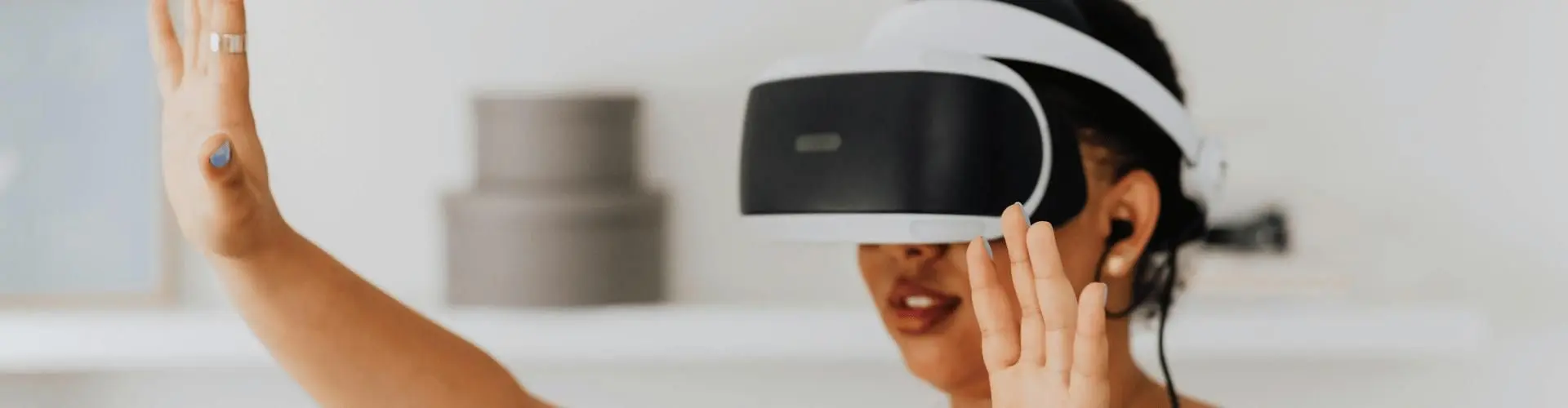 Junge Frau trägt eine VR Brille