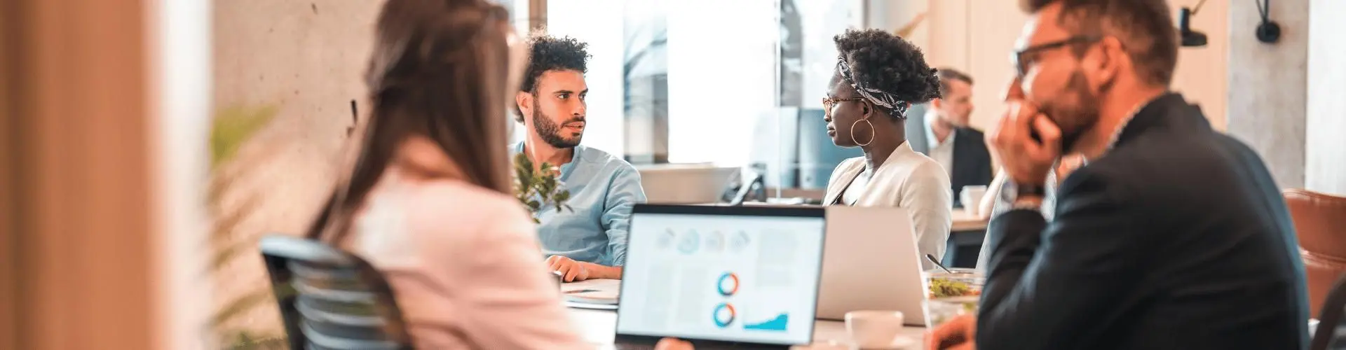 Junge Menschen arbeiten mit audiovisuellen Medien