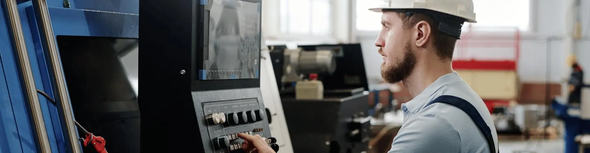 Junger Mann arbeitet an einer Maschine