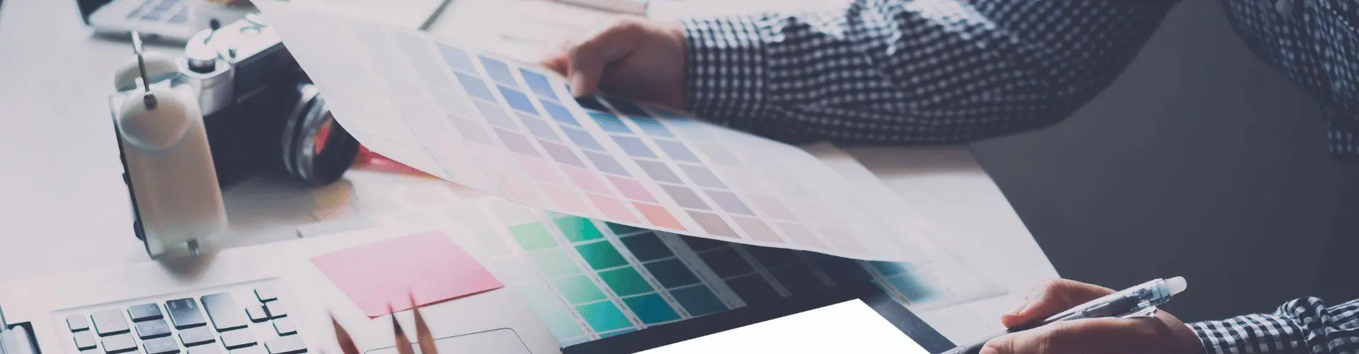 Mediengestalter betrachtet Farbtabellen