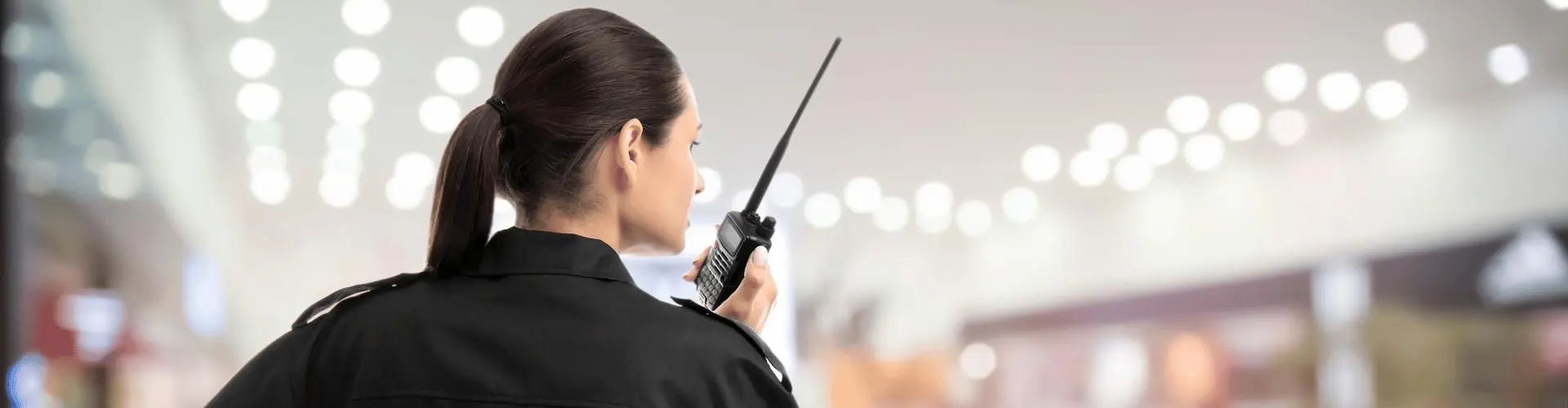 Sicherheitsmitarbeiterin spricht in ein Funkgerät