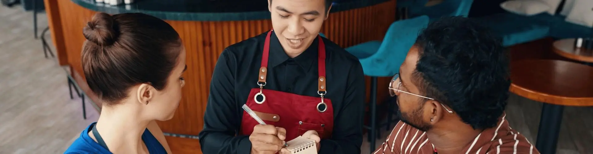 Junger Mann nimmt Essensbestellung entgegen