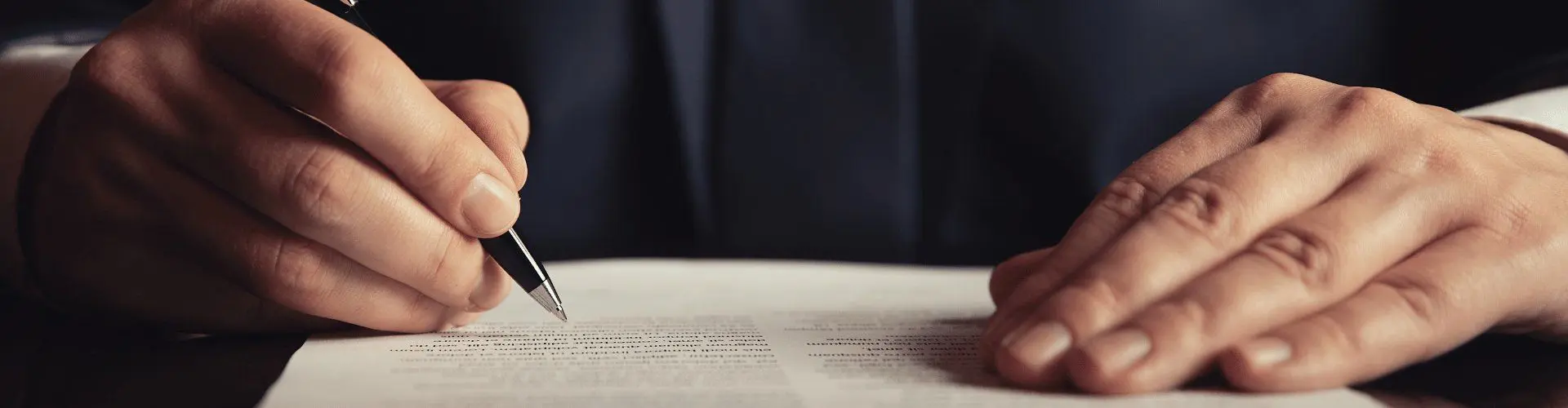 Versicherungskaufmann unterschreibt Dokument