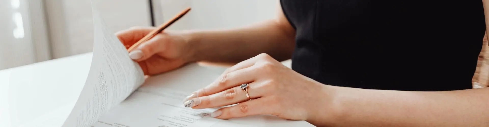 Versicherungsfachangestellte sichtet einen Vertrag