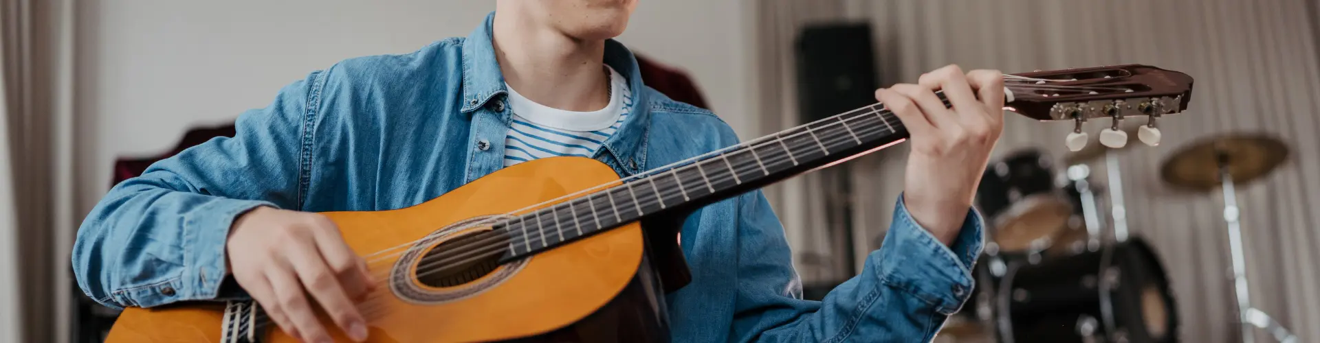 Junge spielt Gitarre