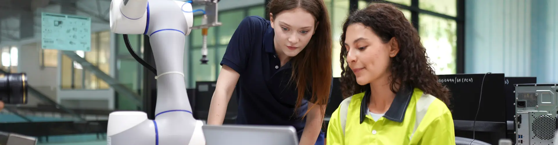 zwei junge Mädchen arbeiten an einer Maschine