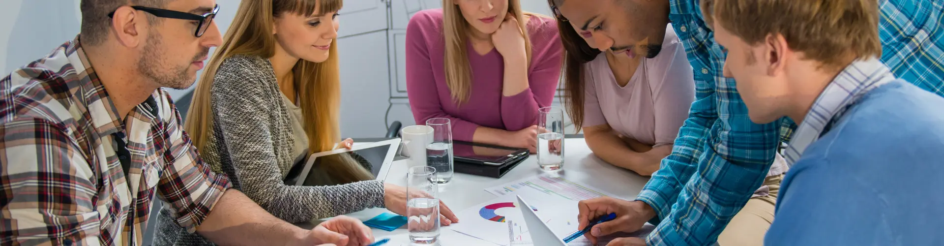 junge Menschen arbeiten zusammen im Büro