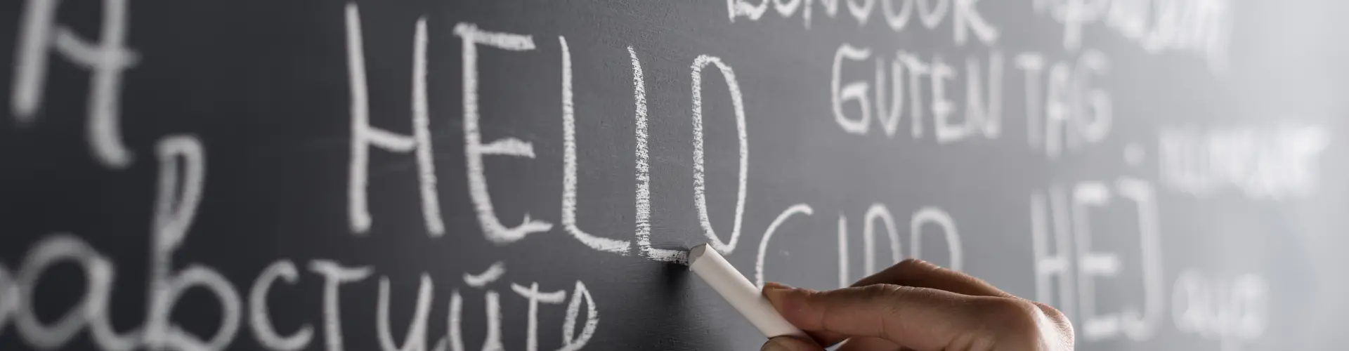 Tafel auf der Wörter in verschiedenen Sprachen stehen