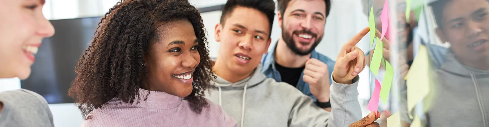 4 Personen stehend lächelnd nebeneinander
