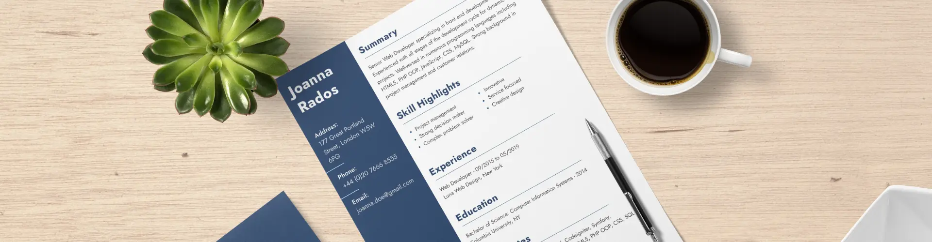 Lebenslauf der auf einem Tisch liegt und daneben eine kleine Pflanze und ein Kaffee