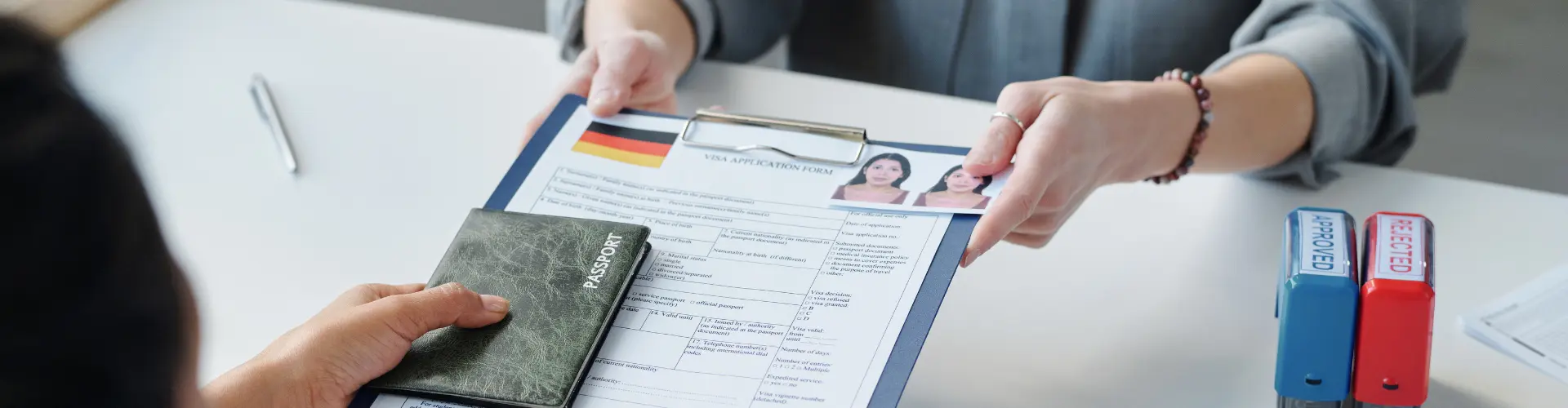 eine Bewerbung wird übergeben