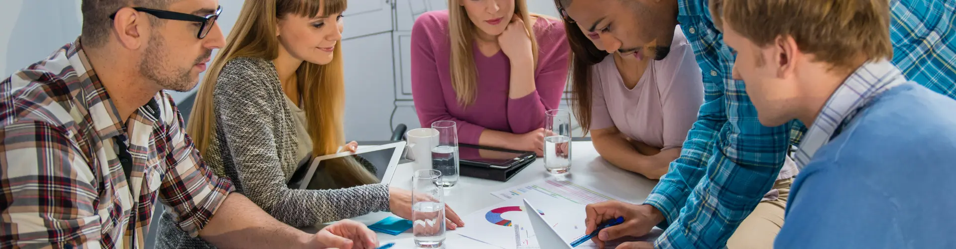 junge Menschen arbeiten zusammen im Büro