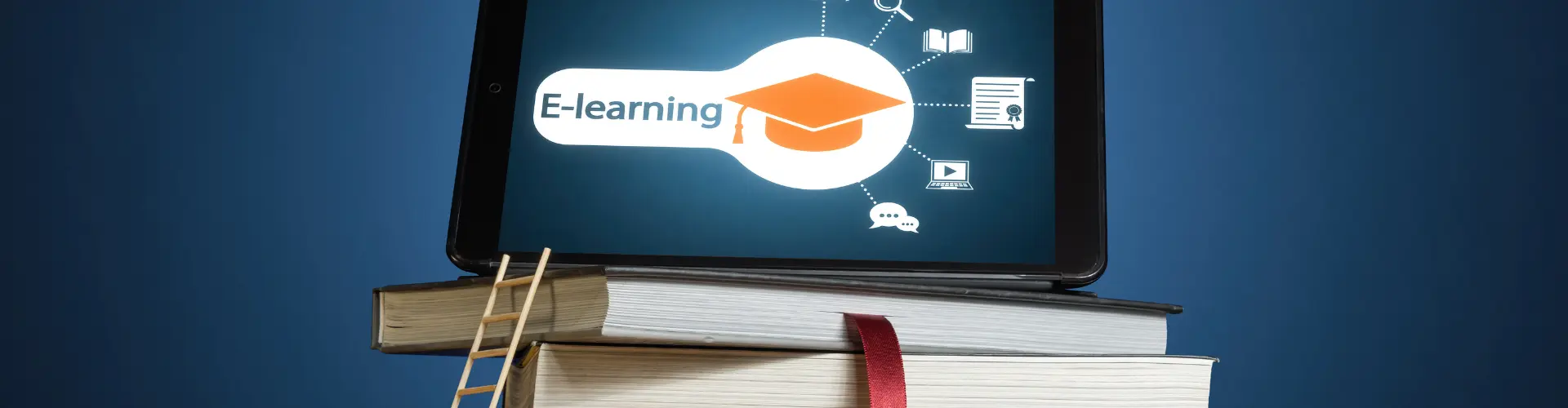 Tablet mit der Aufschrift "E-Learning" steht auf einem Stapel Büchern