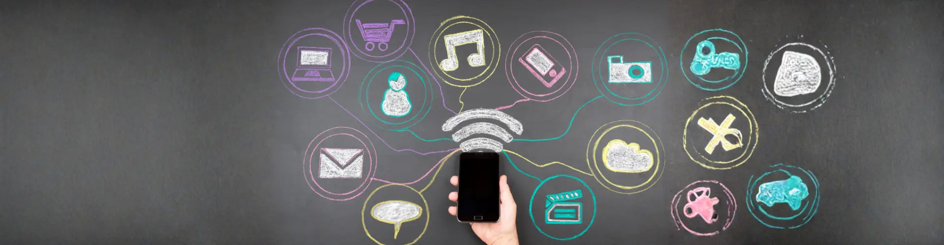 eine Hand mit Smartphone vor einer Wand mit bunten Symbolen – es steht für Social Media, digitale Vernetzung und Kommunikation