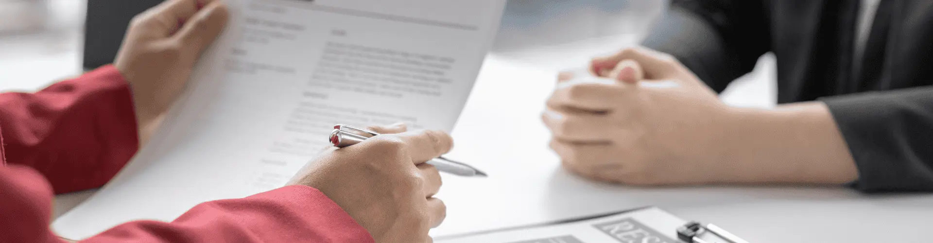 Zwei Personen sind in einem Vorstellungsgespräch