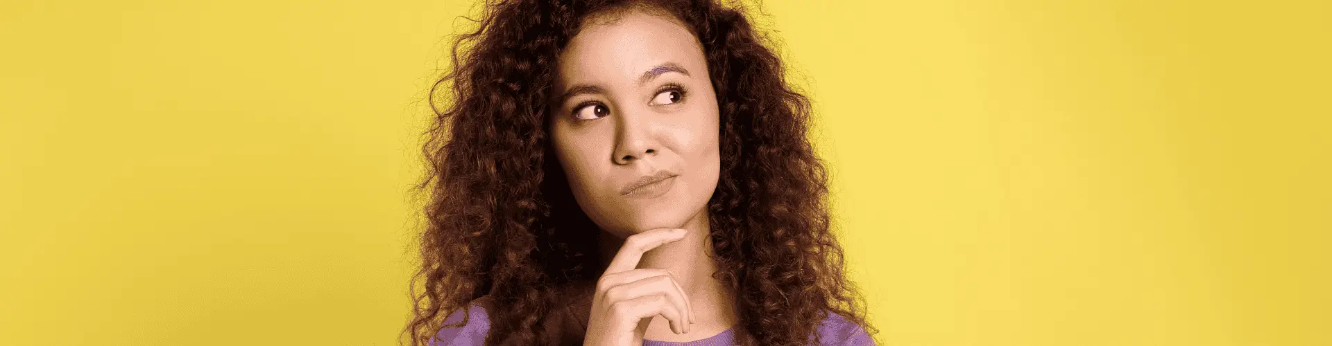 Junge Frau überlegt