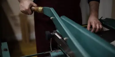 Buchbinderin_Freigestellt|Buchbinder bei der Arbeit