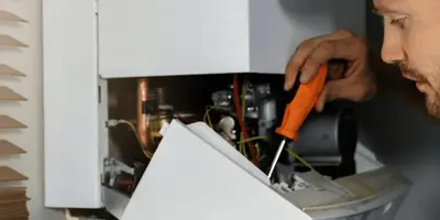 Anlagenmechaniker arbeitet an Sanitär und Klimatechnik