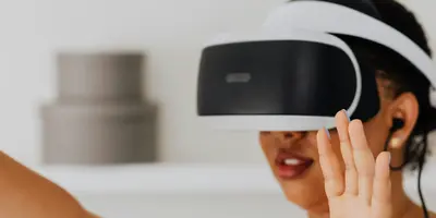 Frau mit VR Brille