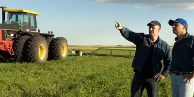 zwei Landwirte Bulldog im Hintergrund