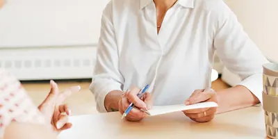 Frau berät eine Frau