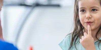 kleines Mädchen mit Frau