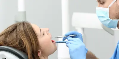 Zahnarzt und Patientin