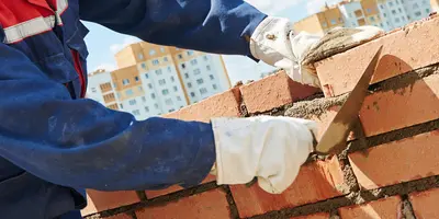 Mann auf einer Baustelle