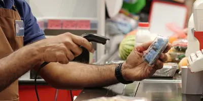 Mann an der Kasse kassiert