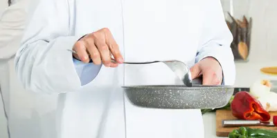 zwei Köche in der Küche