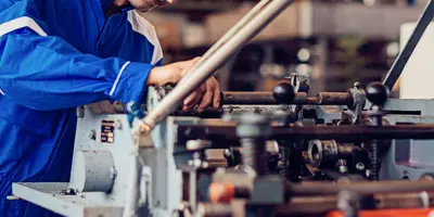 Mann an einer Maschine