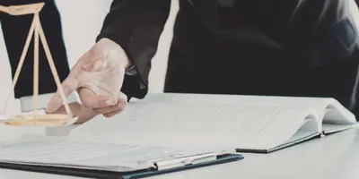 zwei Personen im Büro am Schreibtisch