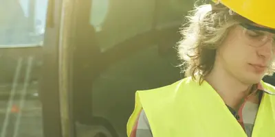 Baugeräteführer arbeitet auf einer Baustelle